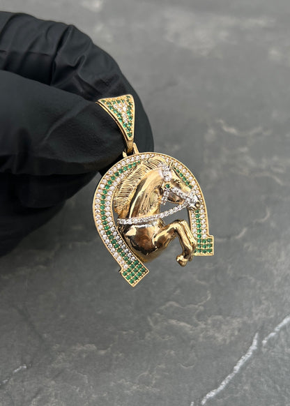 Dije Caballo con Swarovski Blanco y Verde 12.85gr / 4.3cm / 26mm — Oro Amarillo