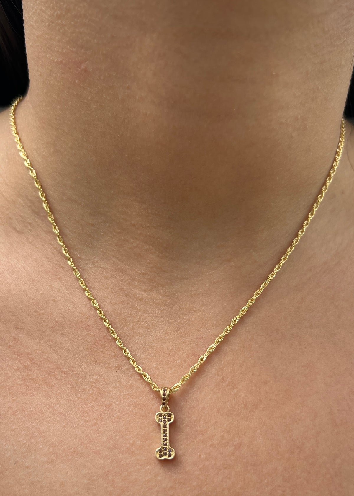 Dije Hueso con Swarovski Cafe 1.15gr / 1.9cm / 5.4mm — Oro Amarillo