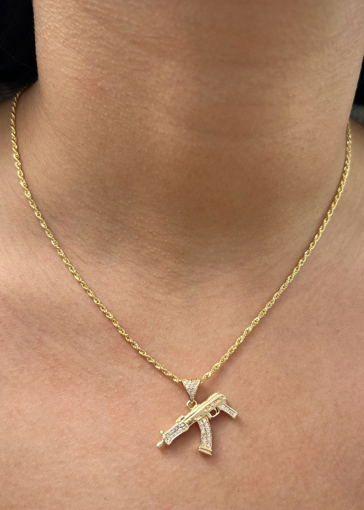 Dije Mp5 con Swarovski Blanco 3.9gr / 2.3cm / 25mm — Oro Amarillo