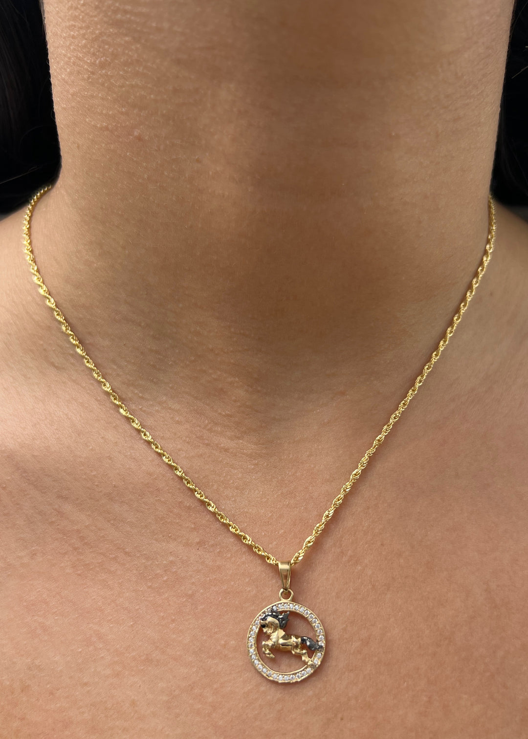 Dije Caballo con Swarovski Blanco 1.45gr / 2.4cm / 16mm — Oro Amarillo