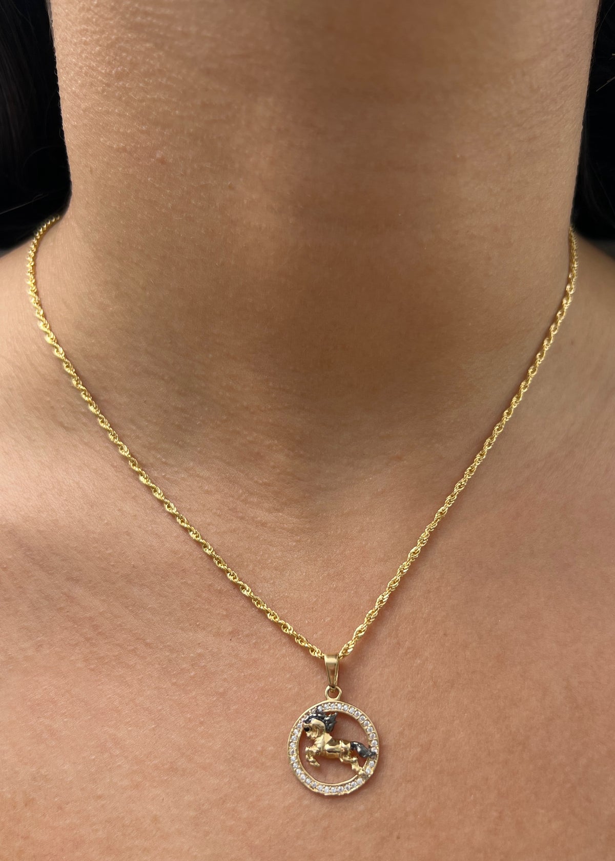 Dije Caballo con Swarovski Blanco 1.45gr / 2.4cm / 16mm — Oro Amarillo