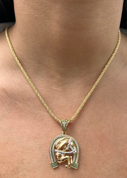Dije Caballo con Swarovski Blanco y Verde 12.85gr / 4.3cm / 26mm — Oro Amarillo