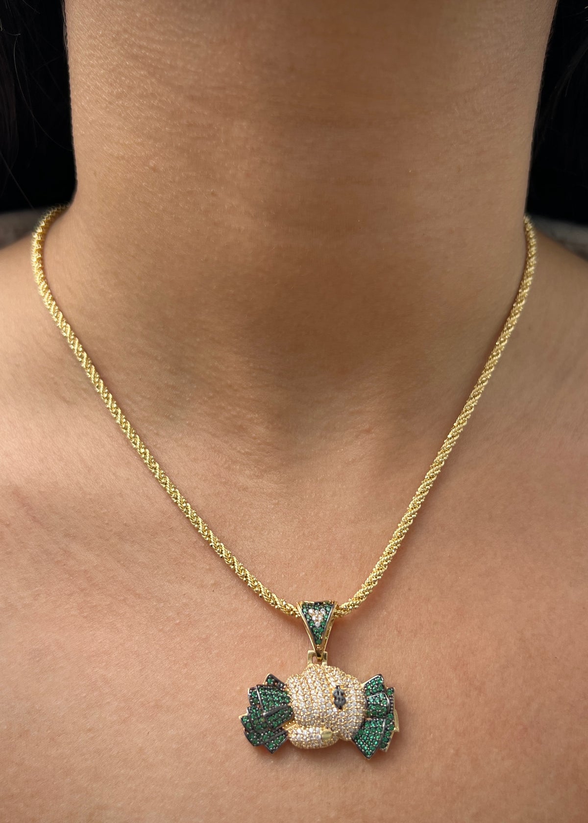 Dije Dinero con Swarovski Verde y Blanco 7.8gr / 3cm / 30mm — Oro Amarillo