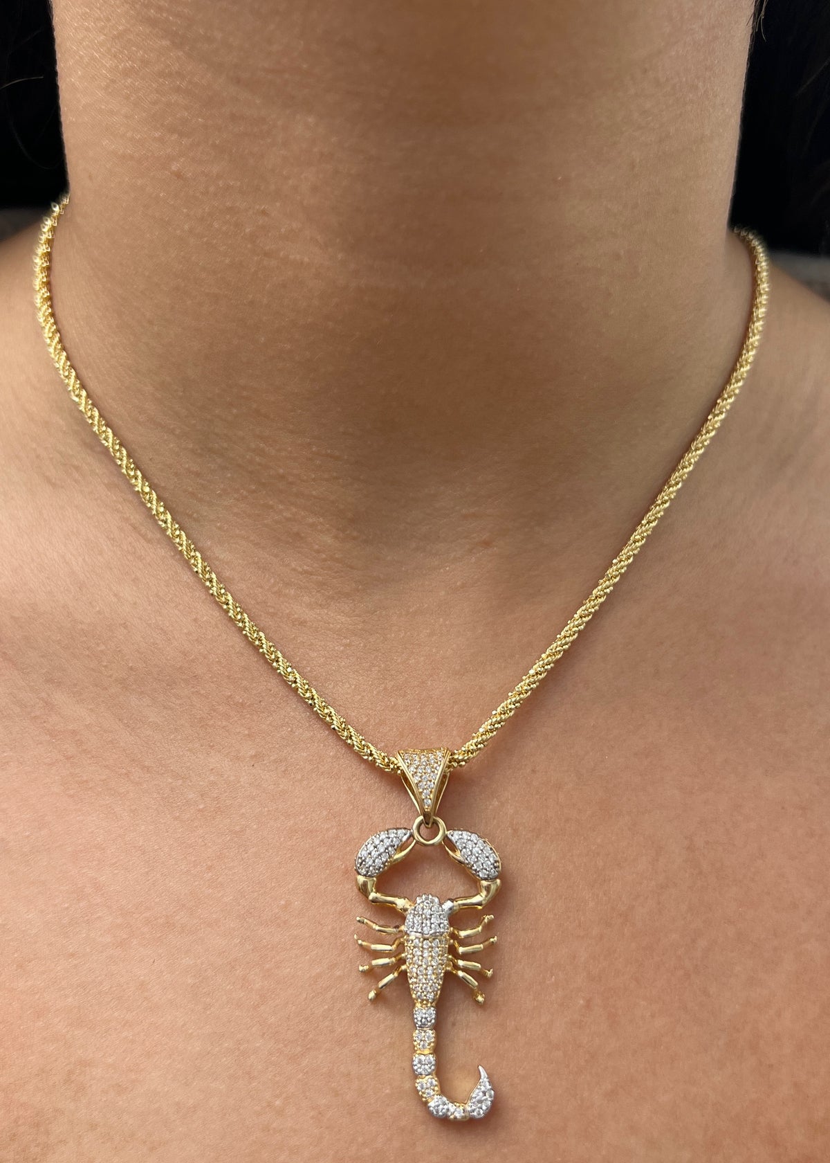 Dije Escorpion con Swarovski Blanco 6.6gr / 4.8cm / 20mm — Oro Amarillo