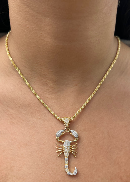 Dije Escorpion con Swarovski Blanco 6.6gr / 4.8cm / 20mm — Oro Amarillo