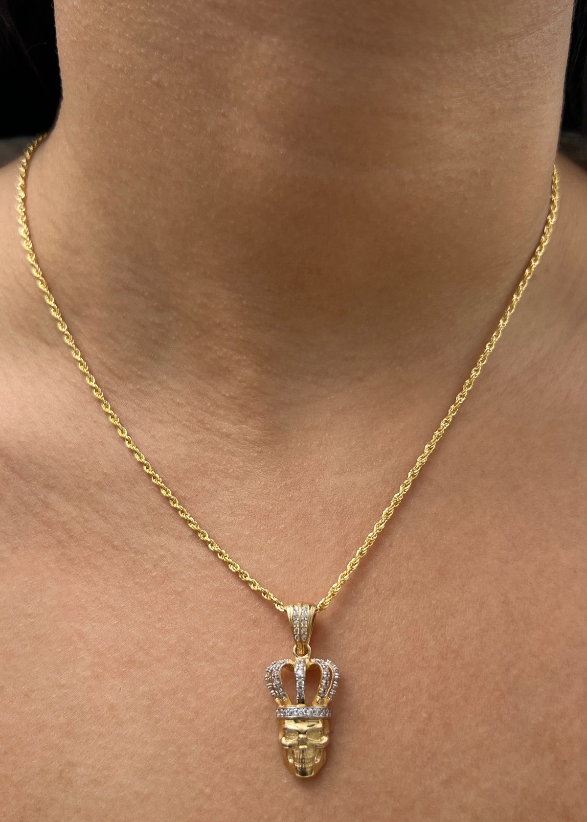 Dije Calavera con Swarovski Blanco 4.2gr / 3cm / 13mm — Oro Amarillo