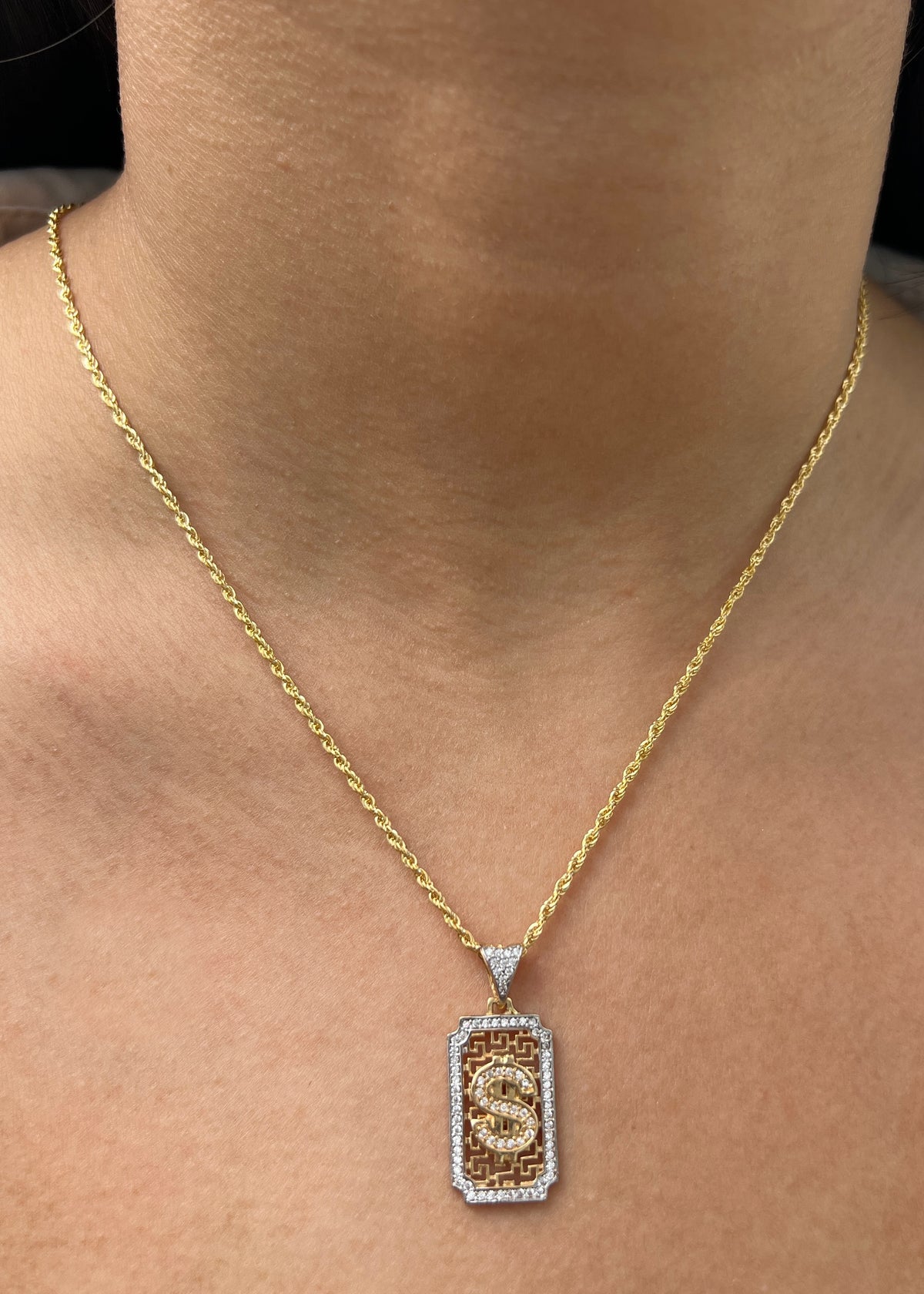 Dije Signo Peso con Swarovski Blanco 3.5gr / 3cm / 13mm — Oro Amarillo