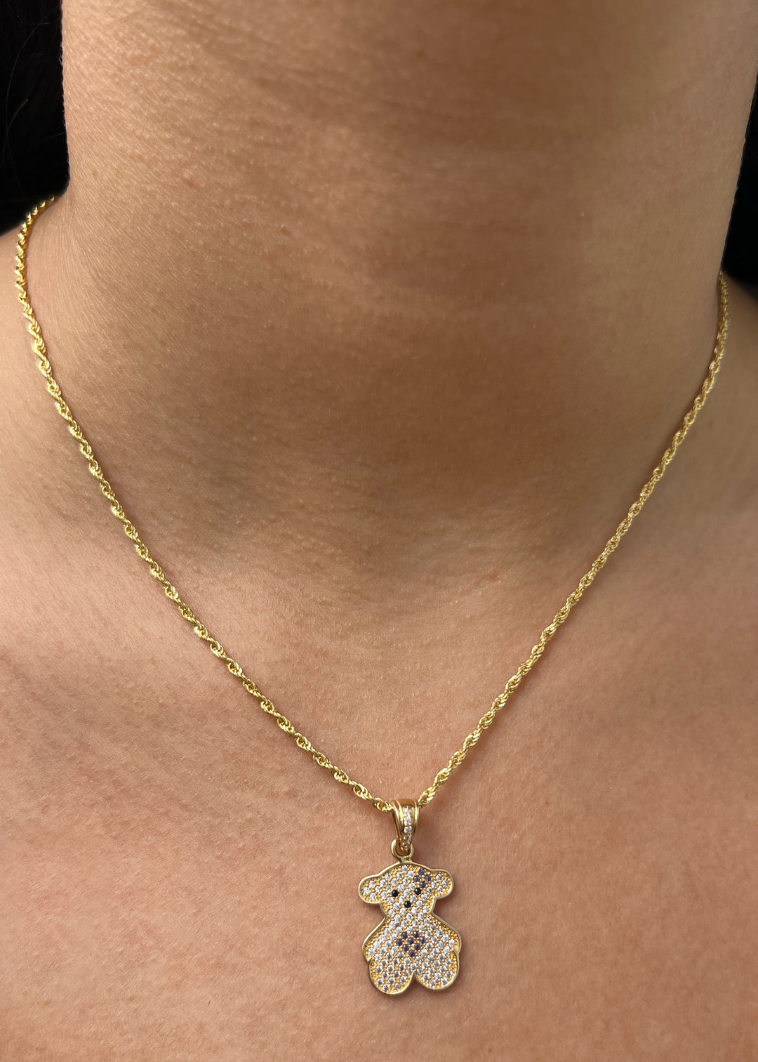 Dije Oso Th con Swarovski Morado y Blanco 2.5gr / 2.7cm / 14mm — Oro Amarillo