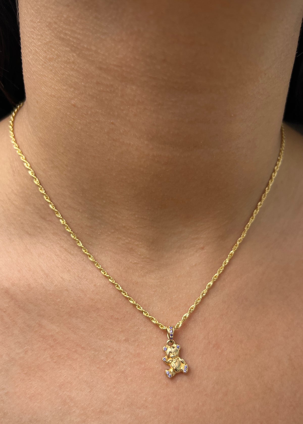 Dije Oso con Swarovski Morado 1.4gr / 1.7cm / 9mm — Oro Amarillo