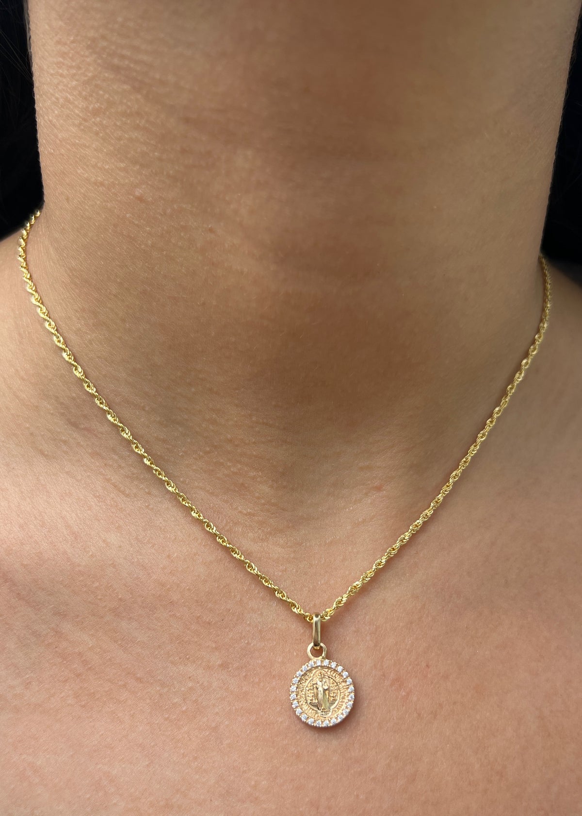 Dije San Benito con Swarovski Blanco 2.25gr / 2cm / 12mm — Oro Amarillo