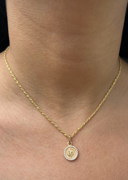 Dije San Benito con Swarovski Blanco 2.25gr / 2cm / 12mm — Oro Amarillo