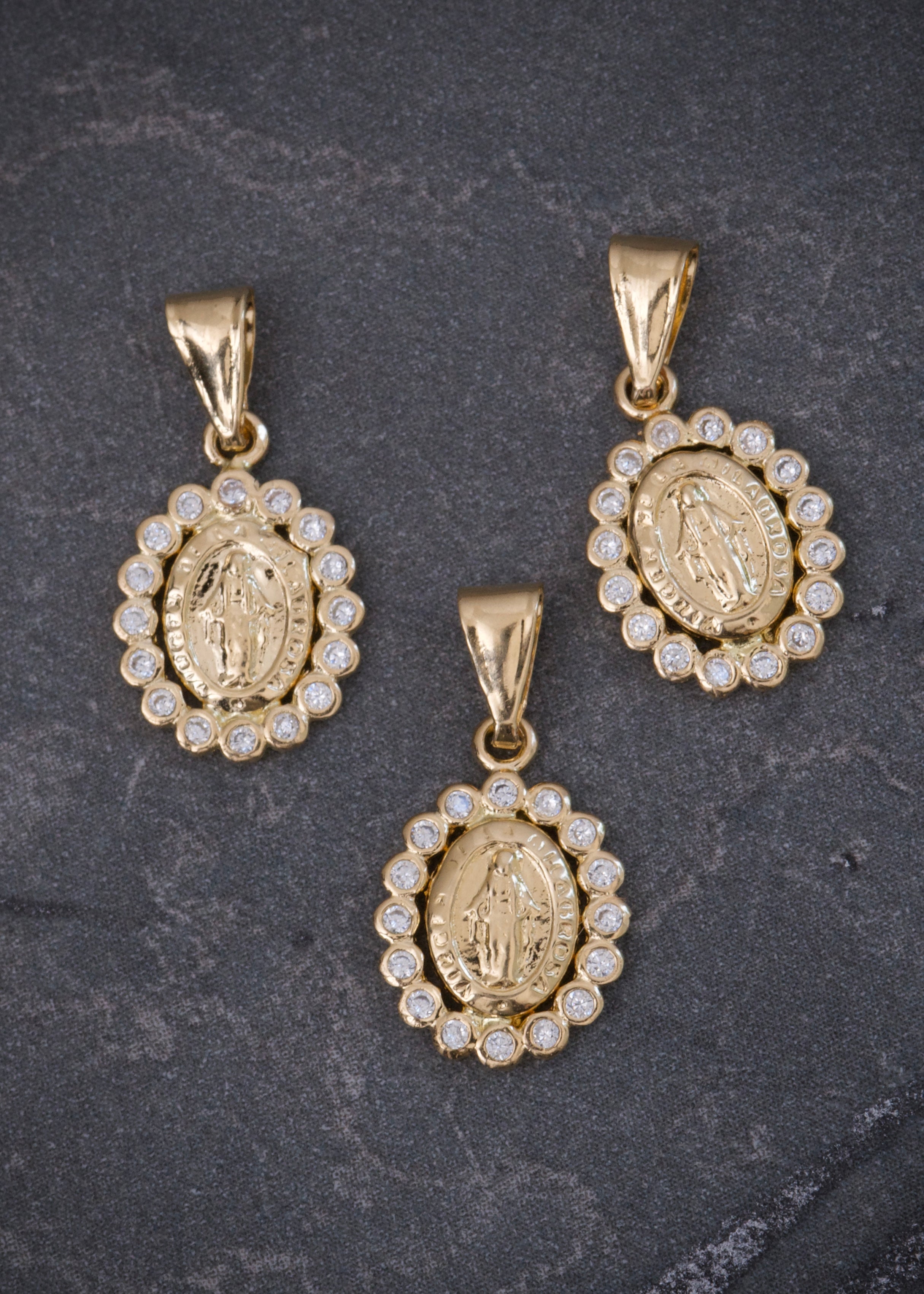 Dije virgen de la milagrosa con swarovski blanco 0.6gr / Largo 1.7cm / Oro Amarillo Nac B