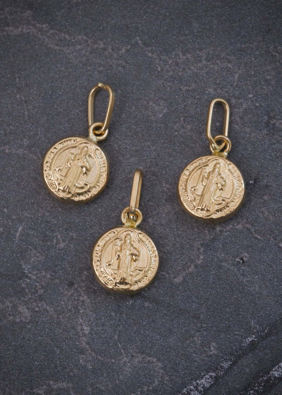 Dije san benito 0.4gr / Largo 1.5cm — Oro Amarillo