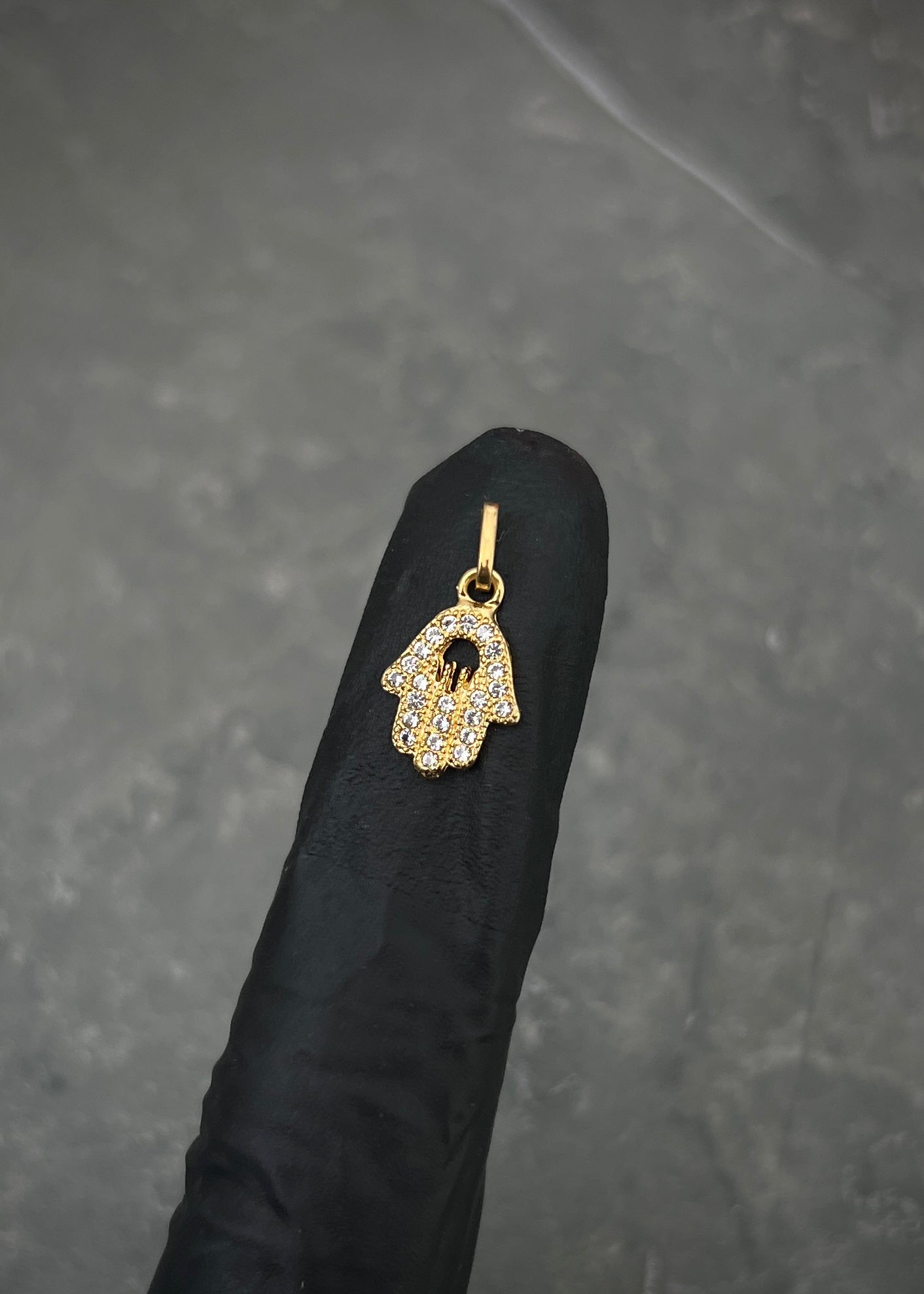 Dije mano hs con swarovski blanco 0.75gr / Largo 1.6cm / Oro Amarillo Nac M