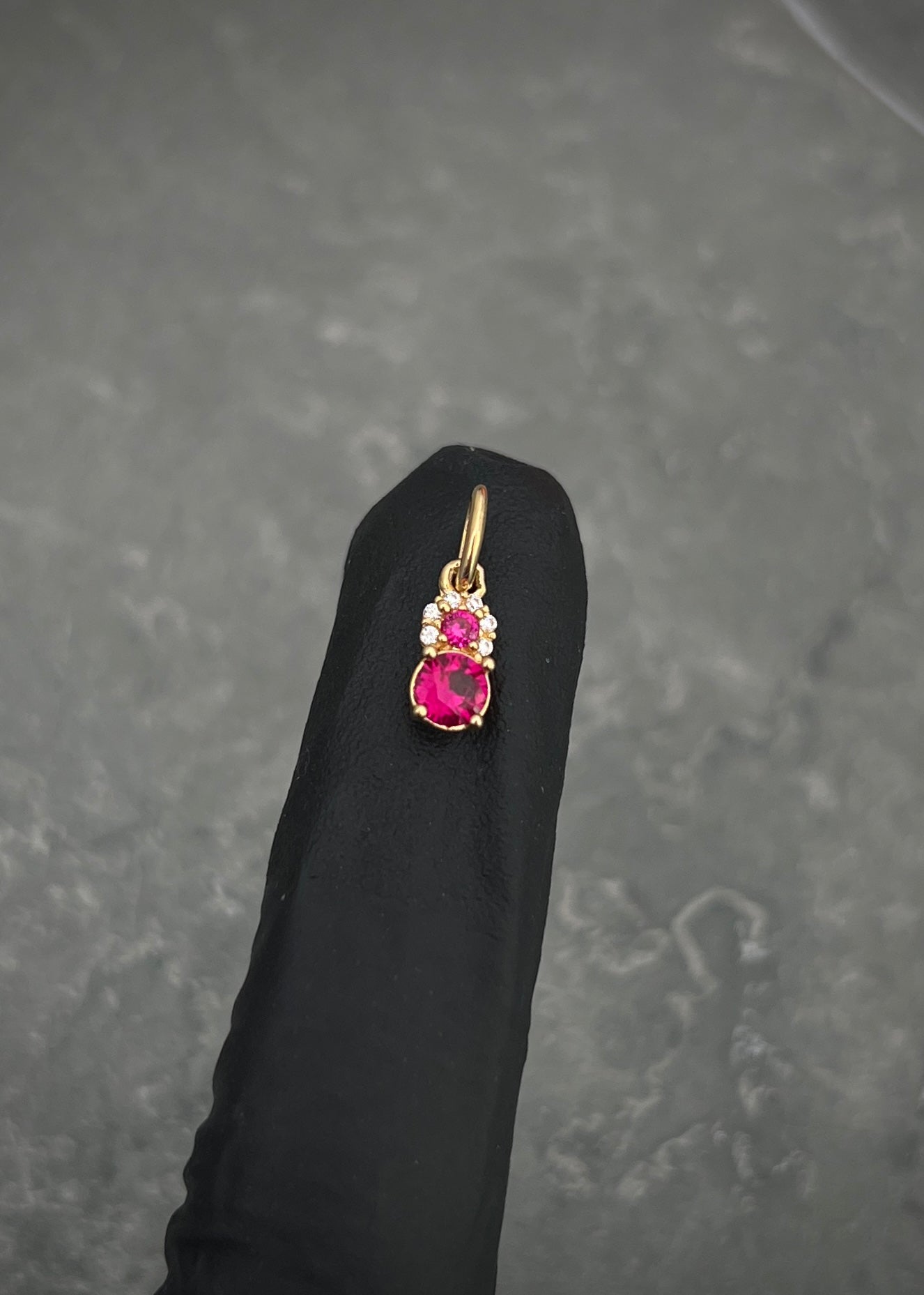 Dije con swarovski fucsia y blanco 0.6gr / Largo 1.4cm / Oro Amarillo Nac M