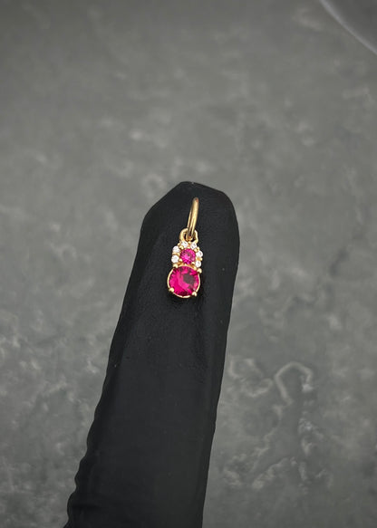 Dije con swarovski fucsia y blanco 0.6gr / Largo 1.4cm / Oro Amarillo Nac M
