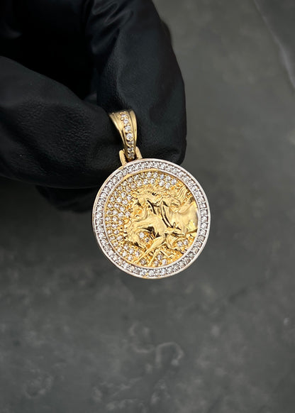 Dije placa de caballo con swarovski blanco 6gr / Largo 3cm / Oro Amarillo Nac M