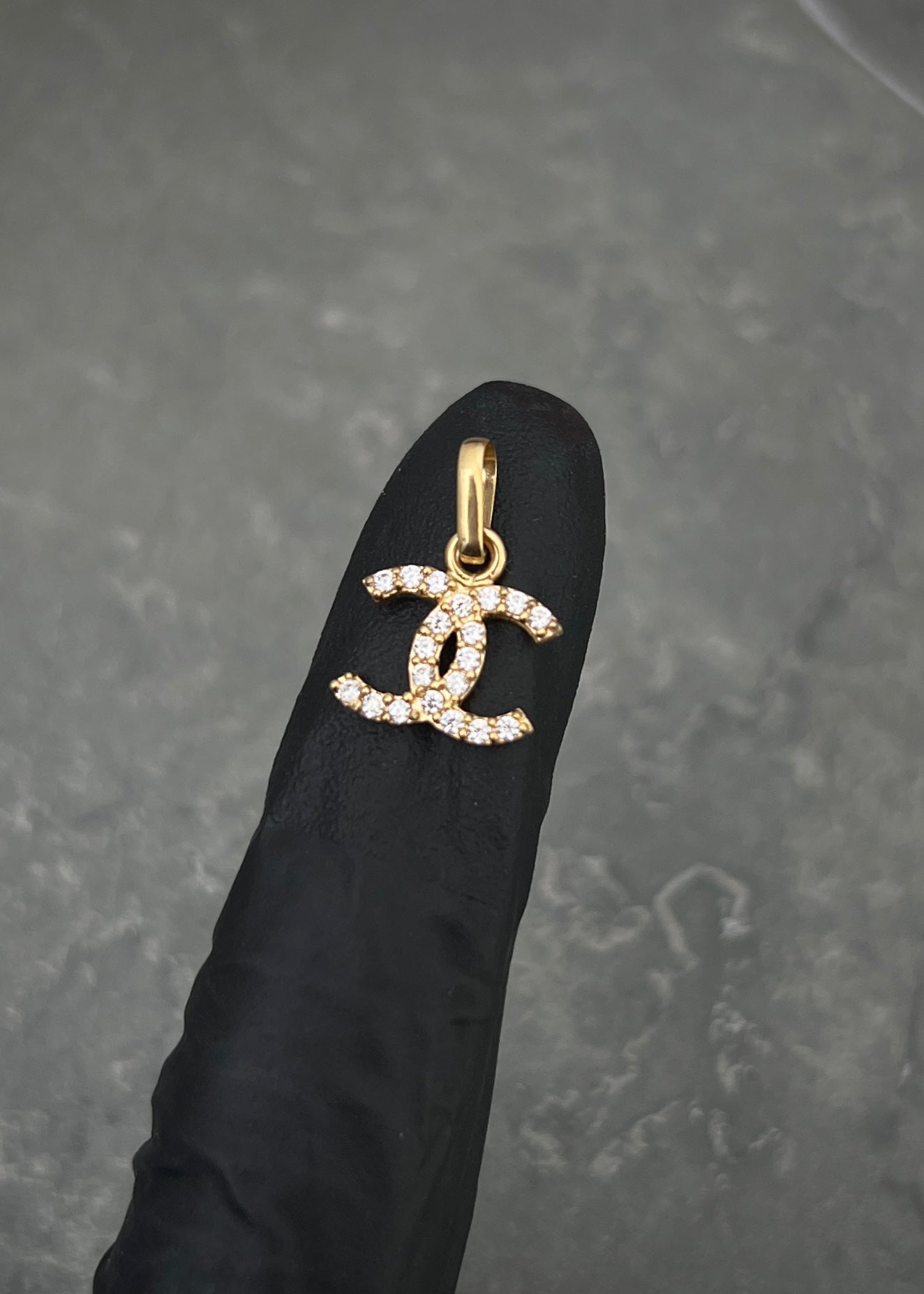 Dije ch con swarovski blanco 0.85gr / Largo 1.6cm / Oro Amarillo Nac M