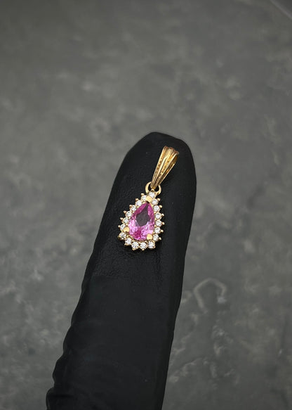 Dije gota con swarovski rosado y blanco 1gr / Largo 1.7cm / Oro Amarillo Nac M