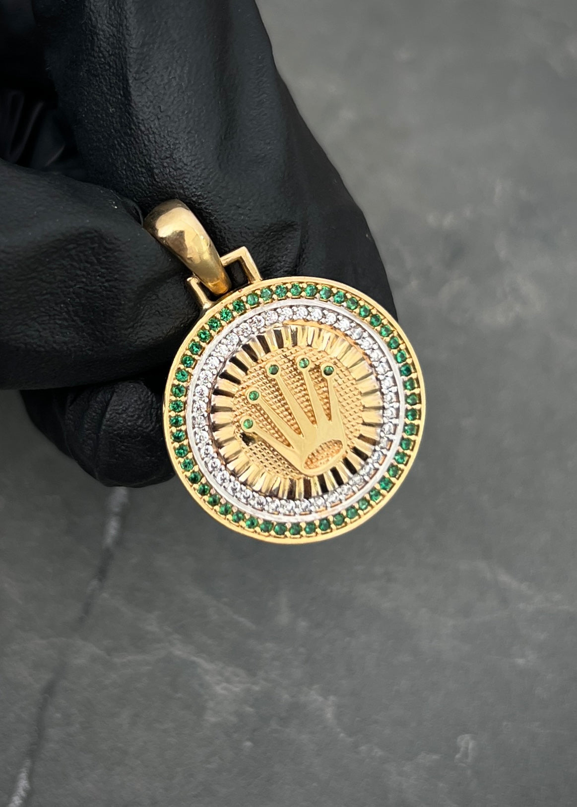 Dije medalla rx con swarovski blanco y verde 4.2gr / Largo 3cm / Oro Amarillo Nac M