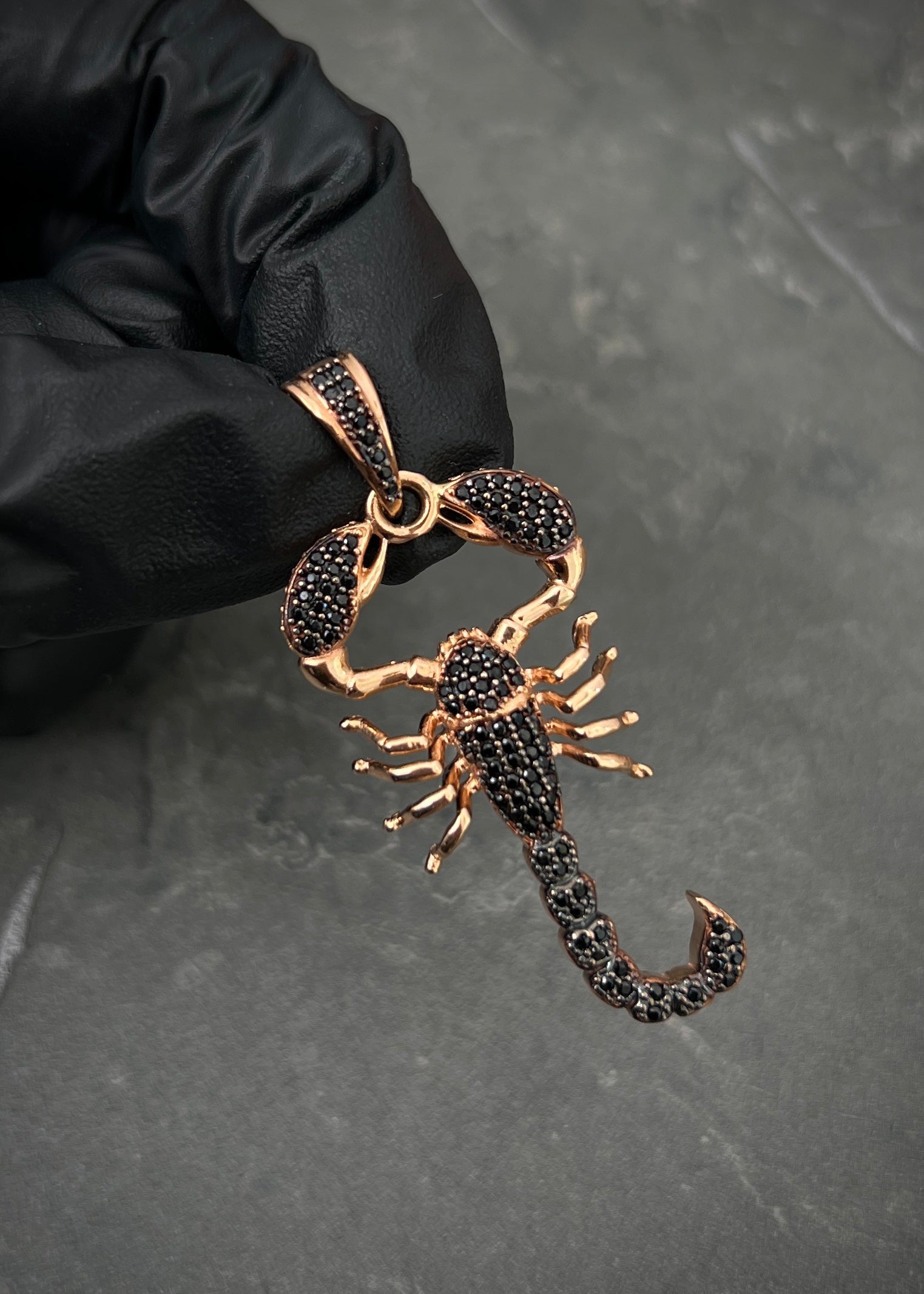 Dije escorpion con swarovski negro 6.55gr / Largo 4.7cm / Oro Rosado Nac M