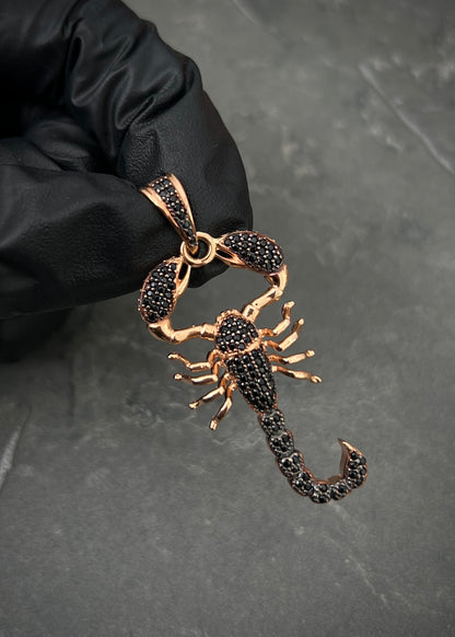 Dije escorpion con swarovski negro 6.55gr / Largo 4.7cm / Oro Rosado Nac M