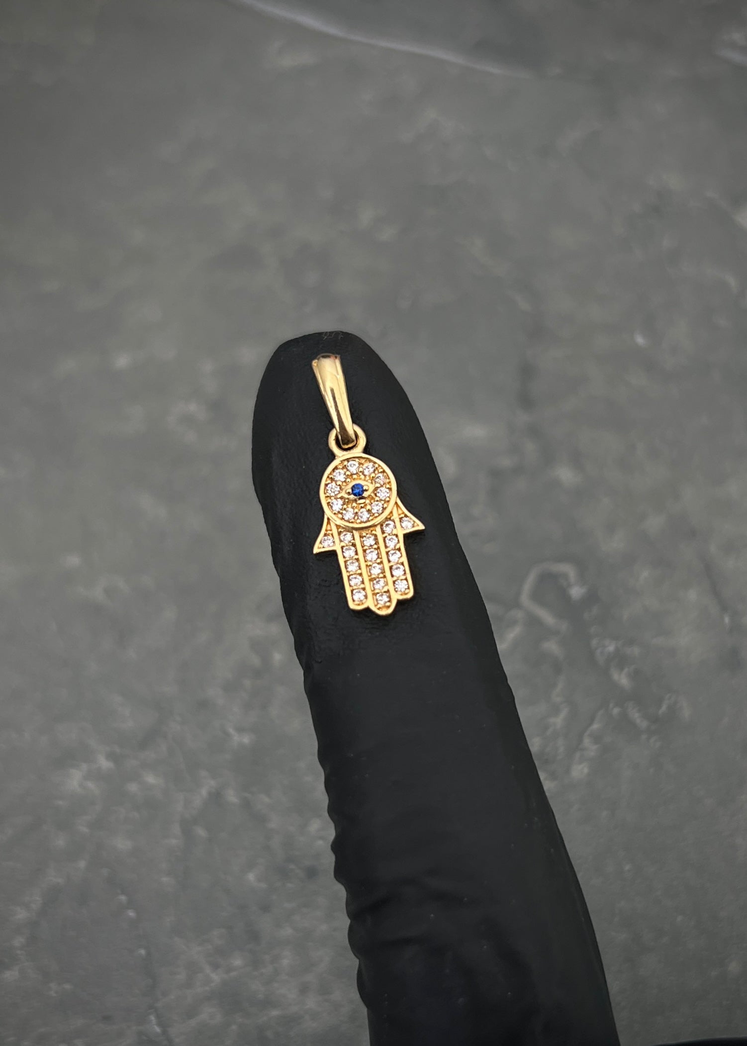 Dije mano hs con swarovski blanco 1.2gr / Largo 2.1cm / Oro Amarillo Nac M