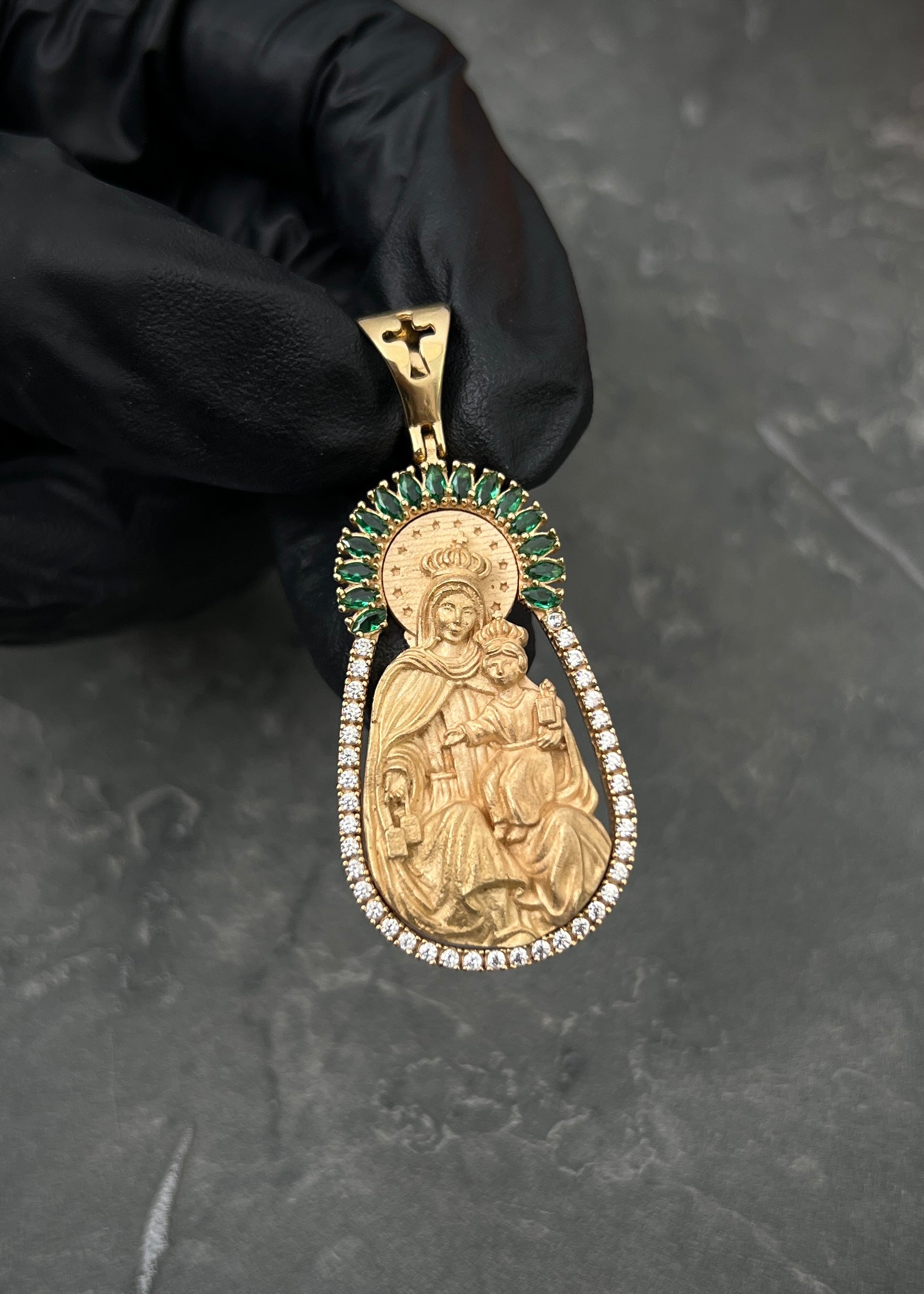 Dije virgen del carmen con swarovski verde y blanco 12.2gr / Largo 4.7cm / Oro Amarillo Nac M