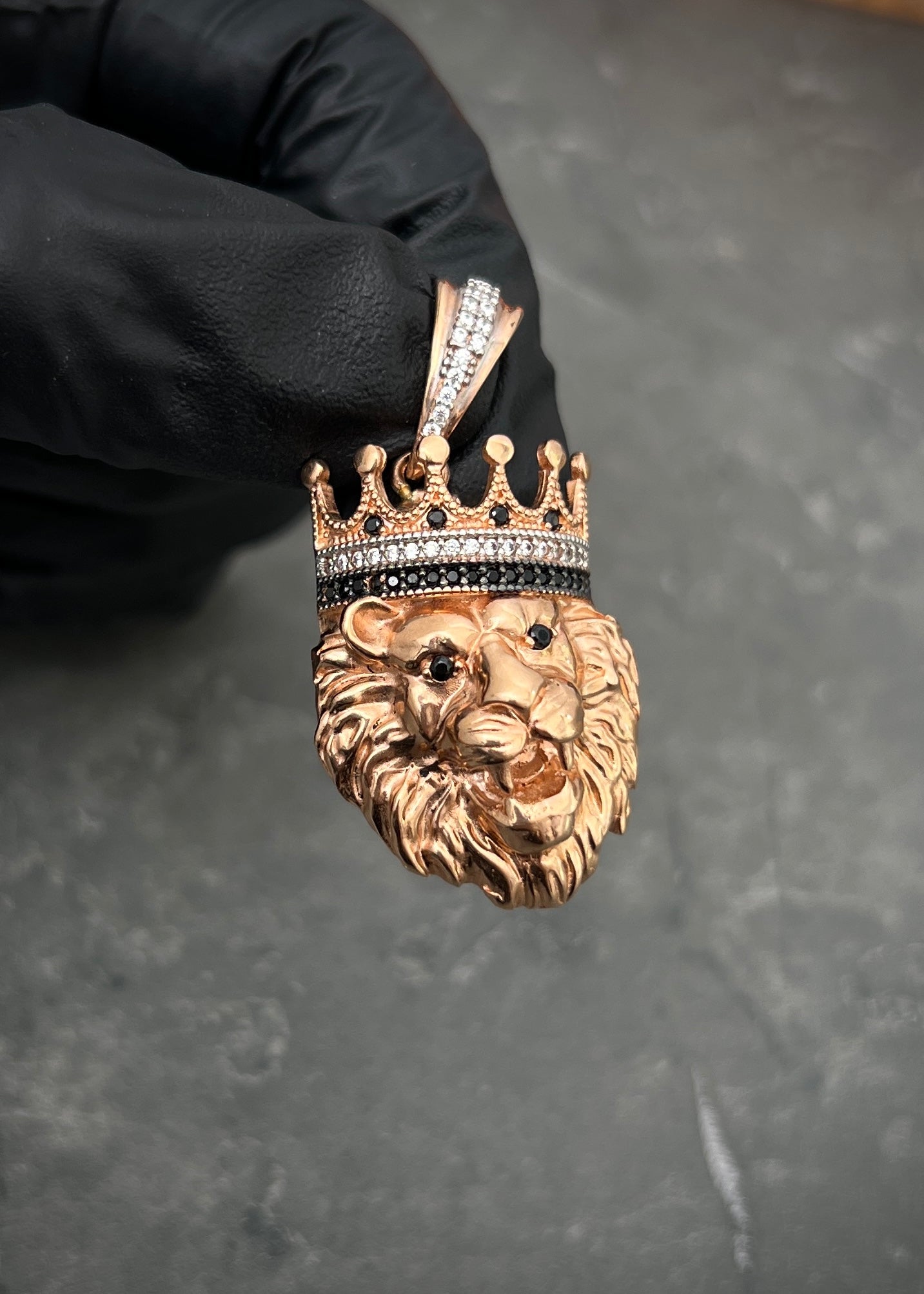 Dije leon con swarovski blanco y negro 10.7gr / Largo 4cm / Oro Rosado Nac M