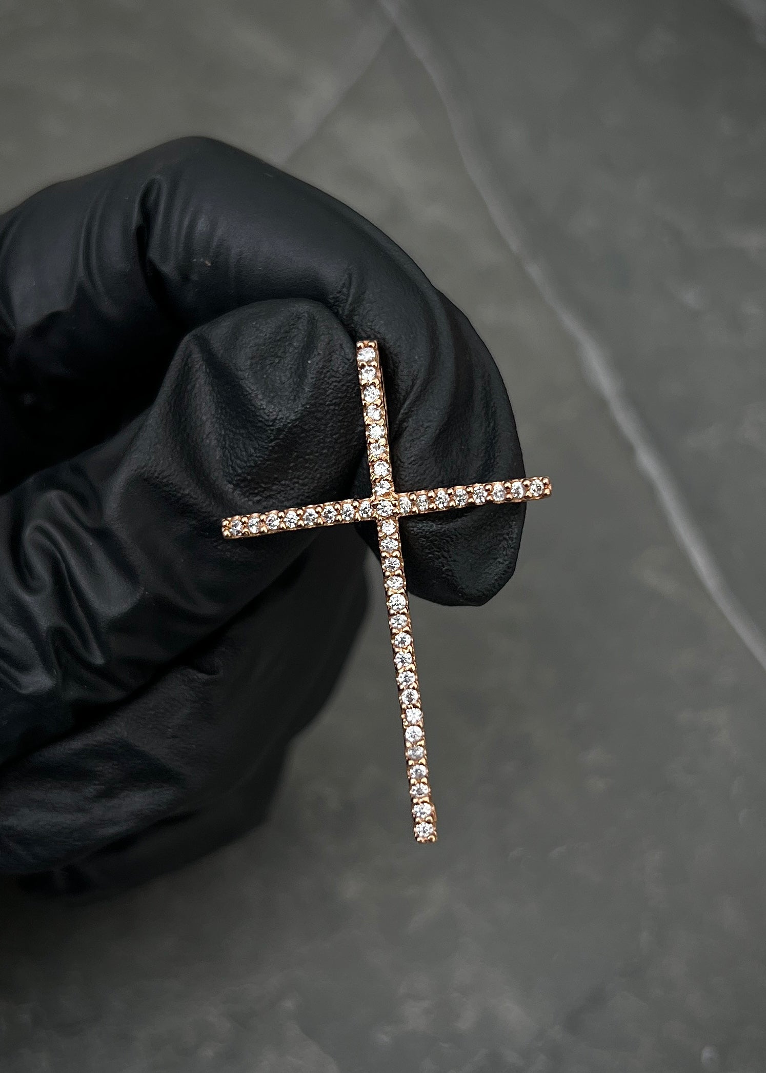 Dije cruz con swarovski blanco 2.2gr / Largo 3.9cm / Oro Rosado Nac M