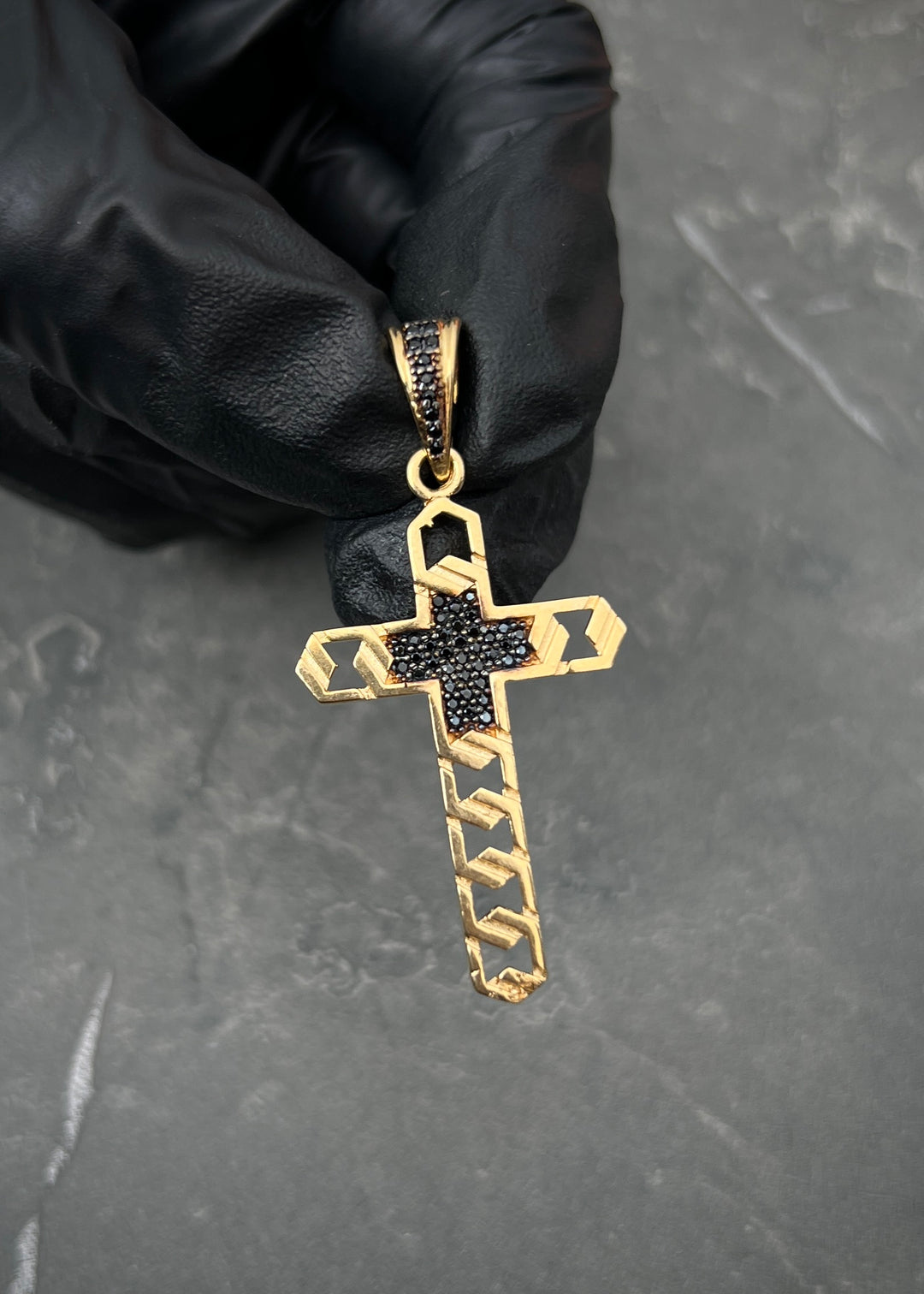 Dije cruz con swarovski negro 4.3gr / Largo 4.7cm — Oro Amarillo