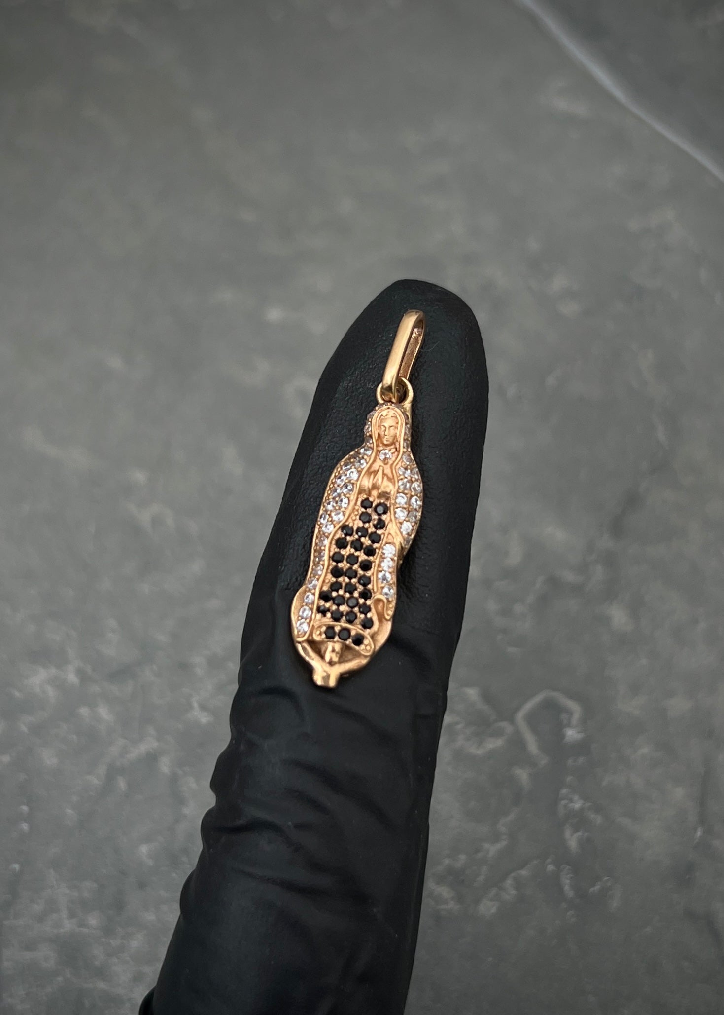 Dije virgen de guadalupe con swarovski negro y blanco 2.7gr / Largo 3.1cm / Oro Rosado Nac M