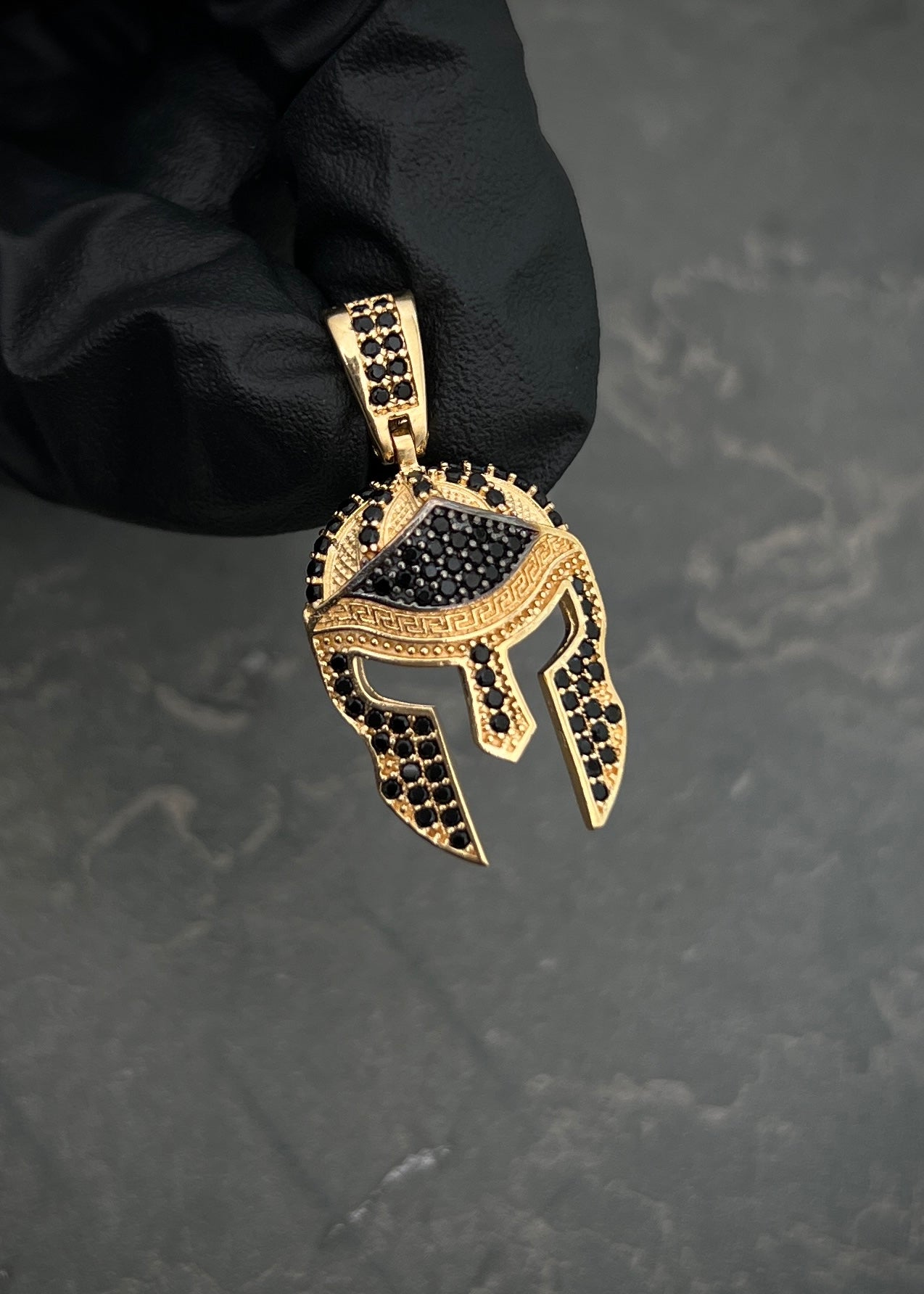 Dije gladiador con swarovski negro 3.5gr / Largo 3cm / Oro Amarillo Nac M