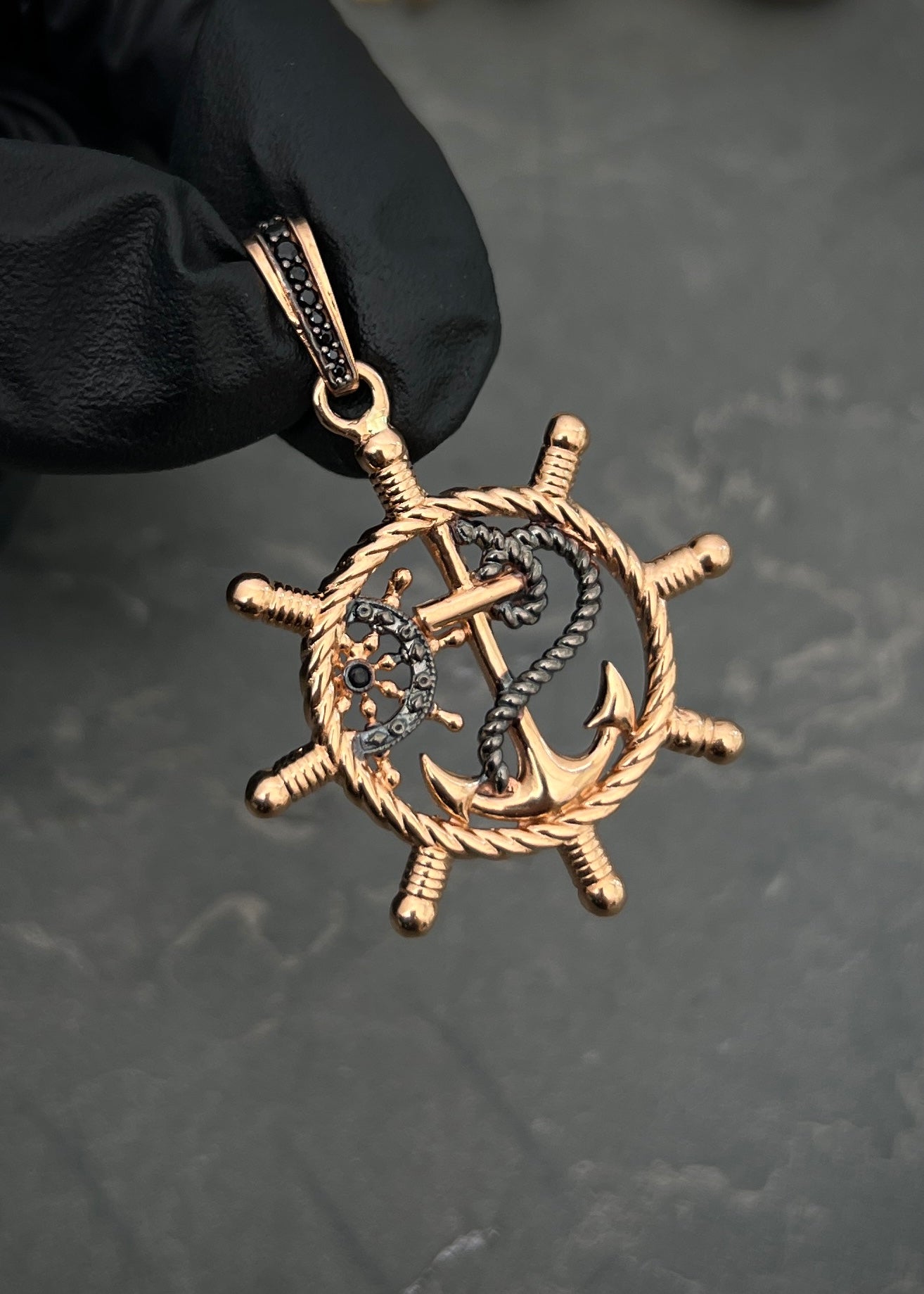 Dije timon con swarovski negro 5.9gr / Largo 4.5cm / Oro Rosado Nac M