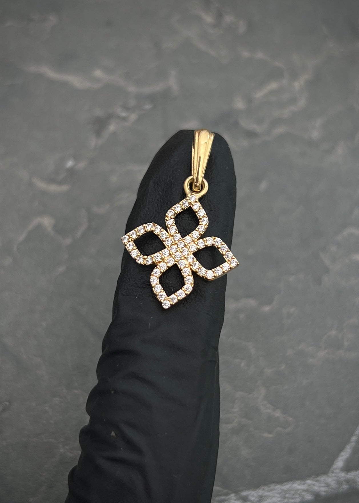 Dije con swarovski blanco 1.35gr / Largo 2.6cm / Oro Amarillo Nac M