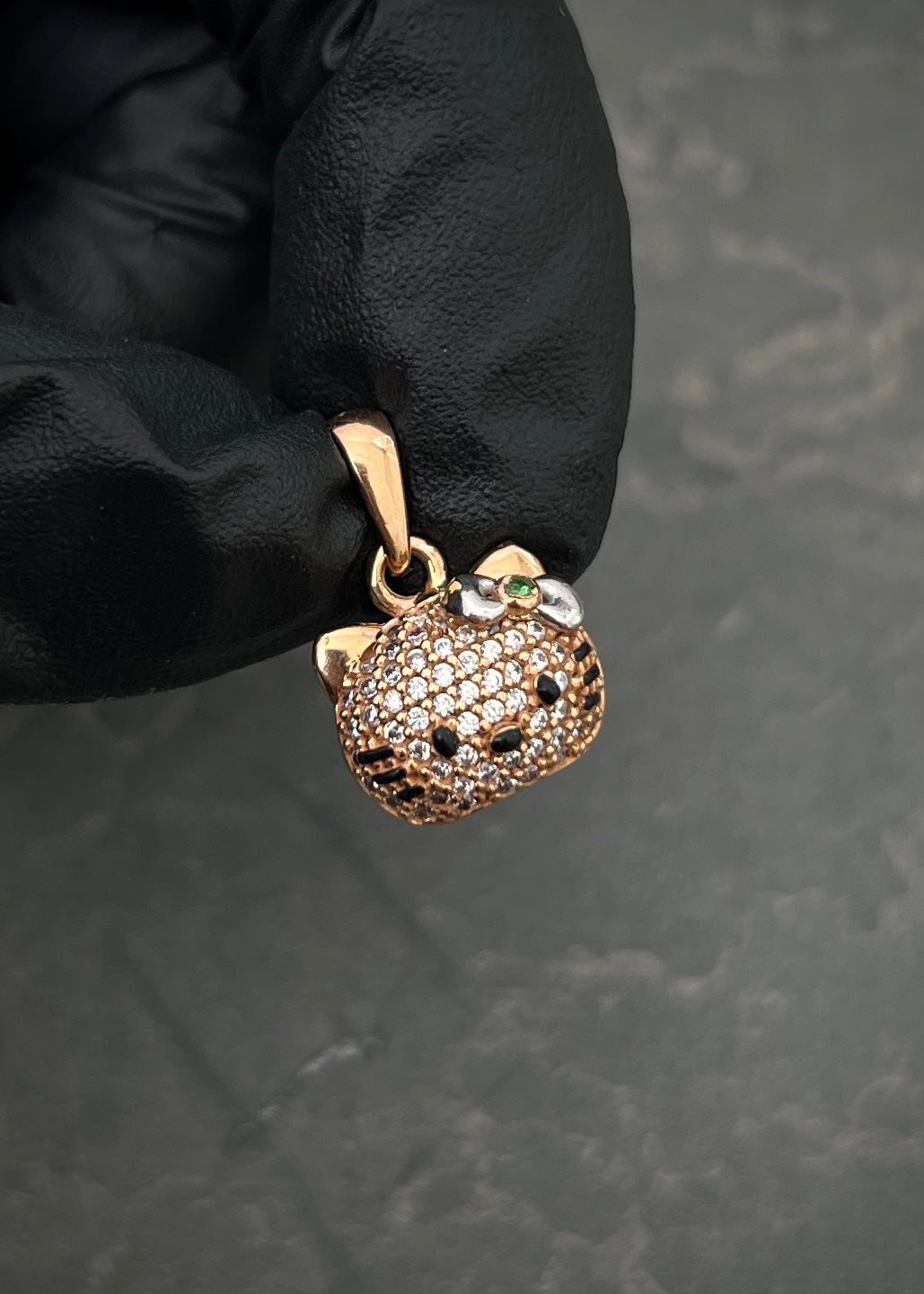 Dije hello kitty con swarovski blanco 2.8gr / Largo 1.7cm / Oro Rosado Nac M