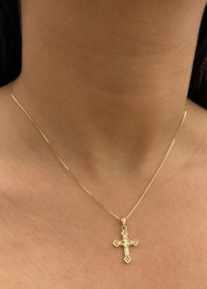 Dije Cruz con Swarovski Blanco 1.1gr / 2.4cm / 13.6mm — Oro Amarillo