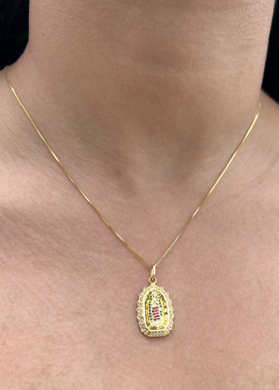 Dije Virgen de Guadalupe con Swarovski 3.4gr / 2.7cm / 14mm — Oro Amarillo