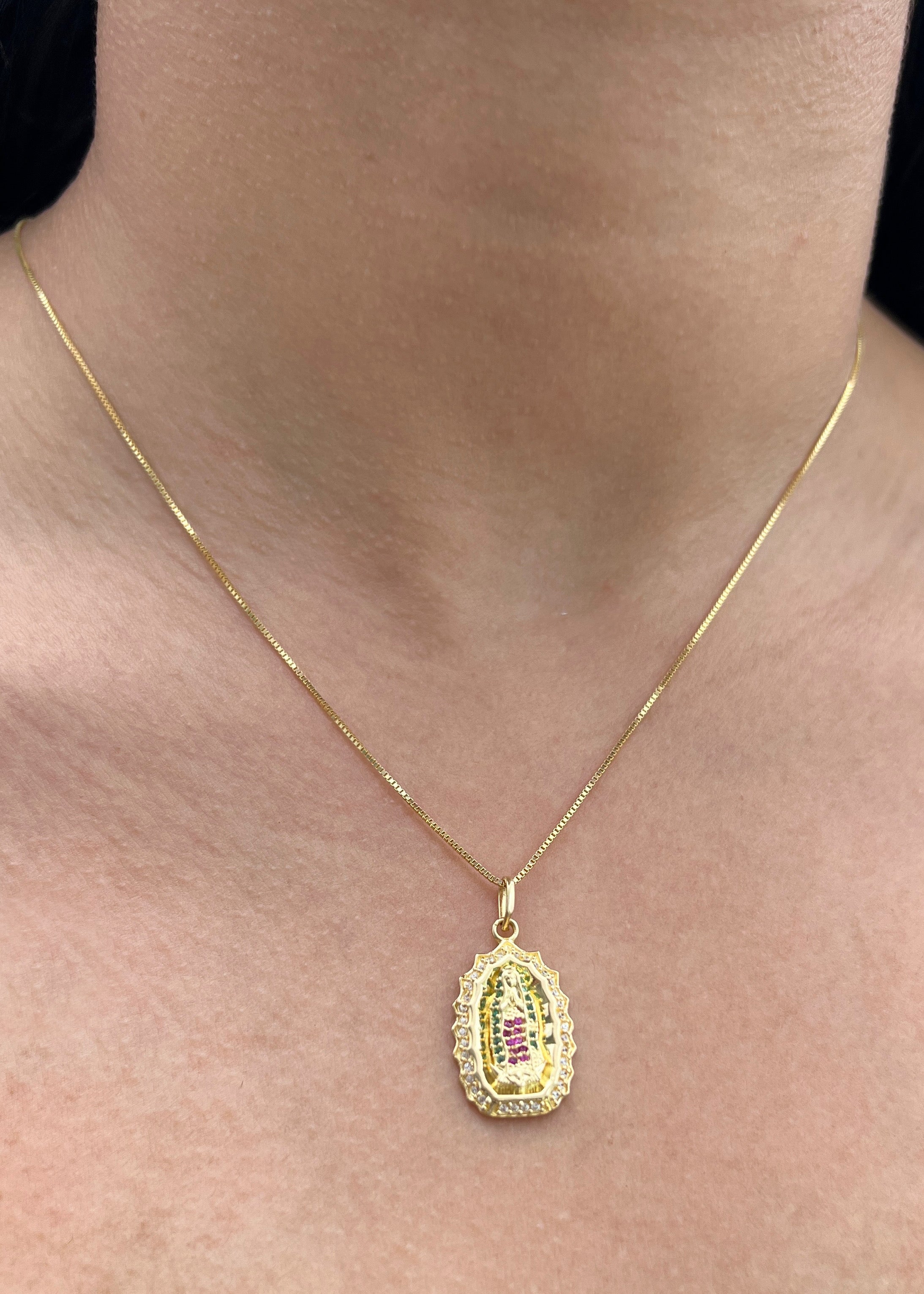 Dije Virgen de Guadalupe con Swarovski 3.4gr / 2.7cm / 14mm — Oro Amarillo