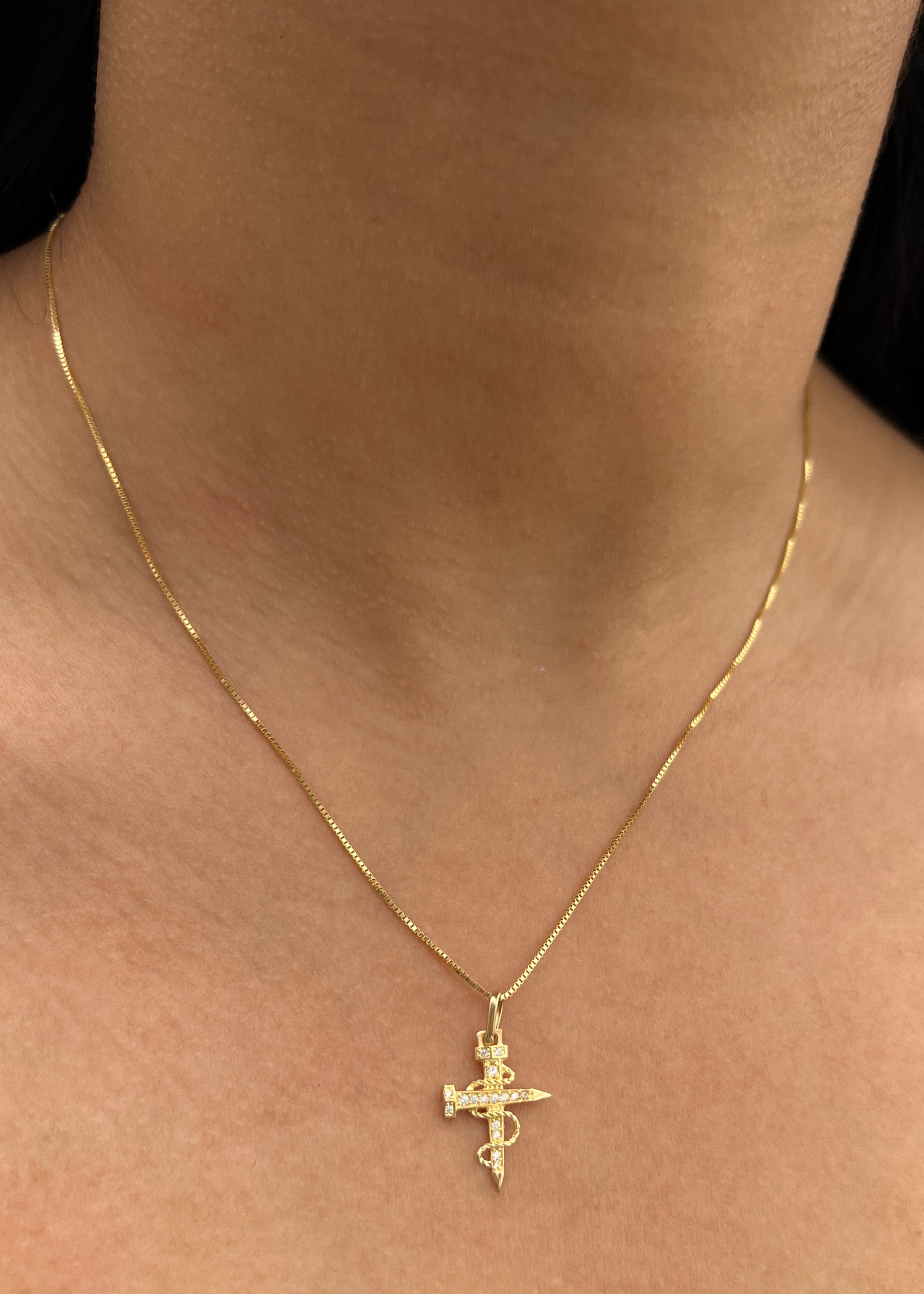 Dije Cruz Clavo con Swarovski Blanco 0.9gr / 2.3cm / 13mm — Oro Amarillo