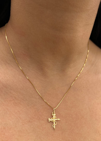 Dije Cruz Clavo con Swarovski Blanco 0.9gr / 2.3cm / 13mm — Oro Amarillo
