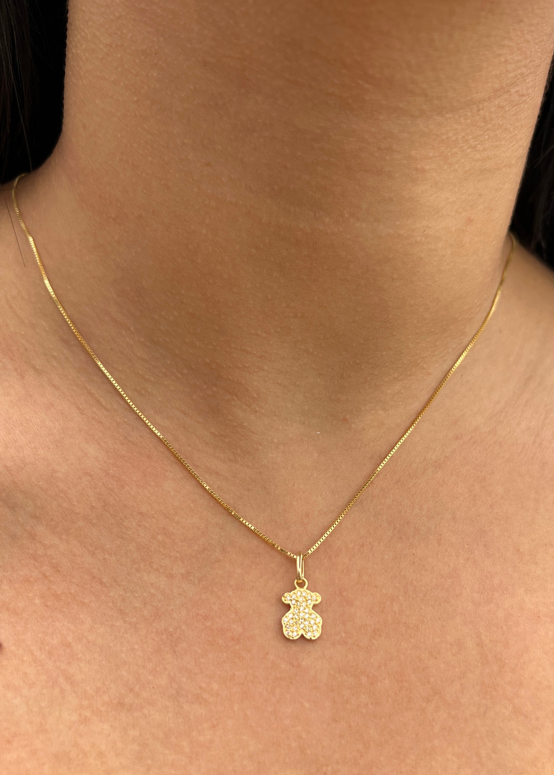 Dije Oso Th con Swarovski Blanco 0.85gr / 1.6cm / 7.9mm — Oro Amarillo
