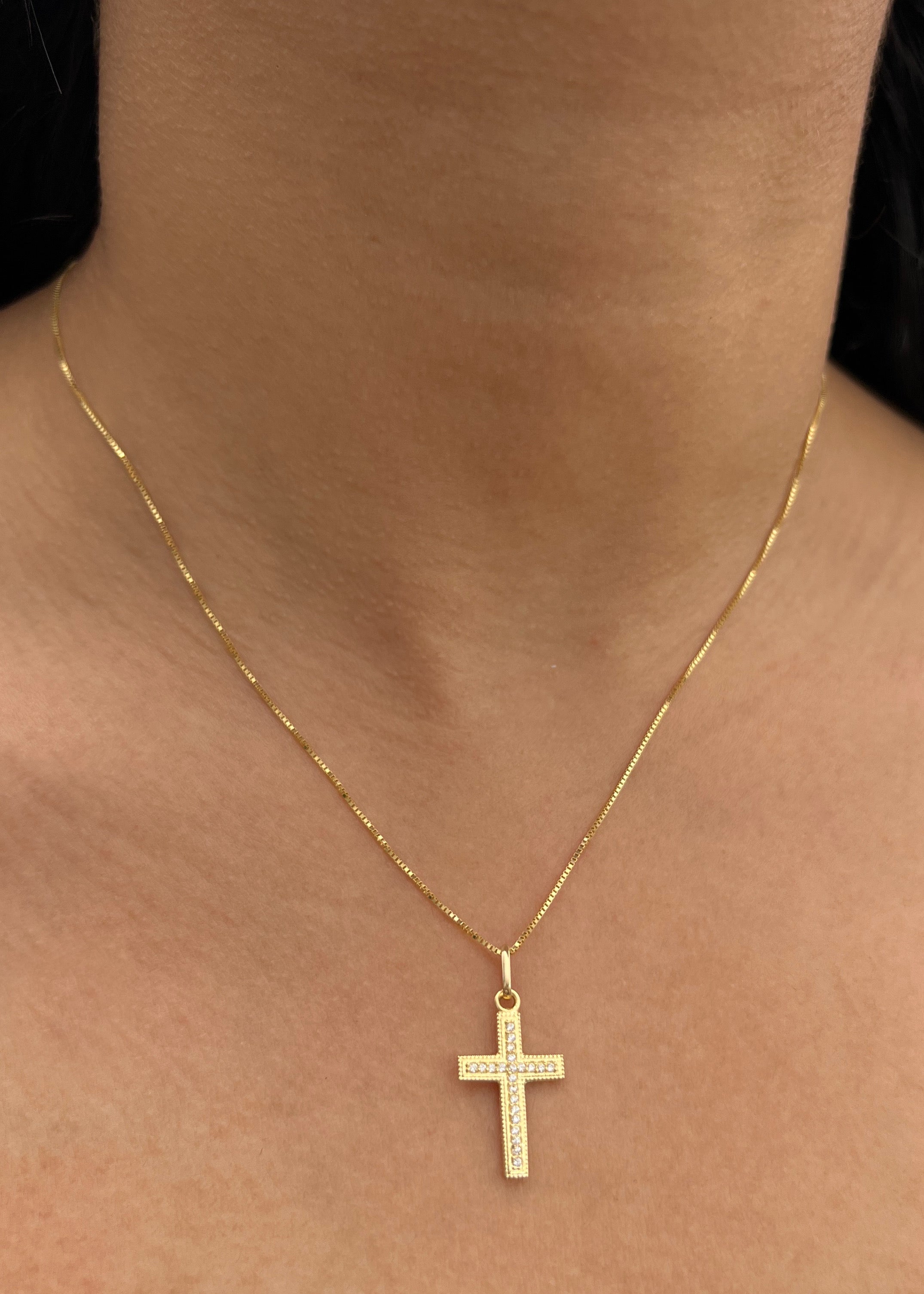 Dije Cruz con Swarovski Blanco 1.35gr / 2.6cm / 12.9mm — Oro Amarillo