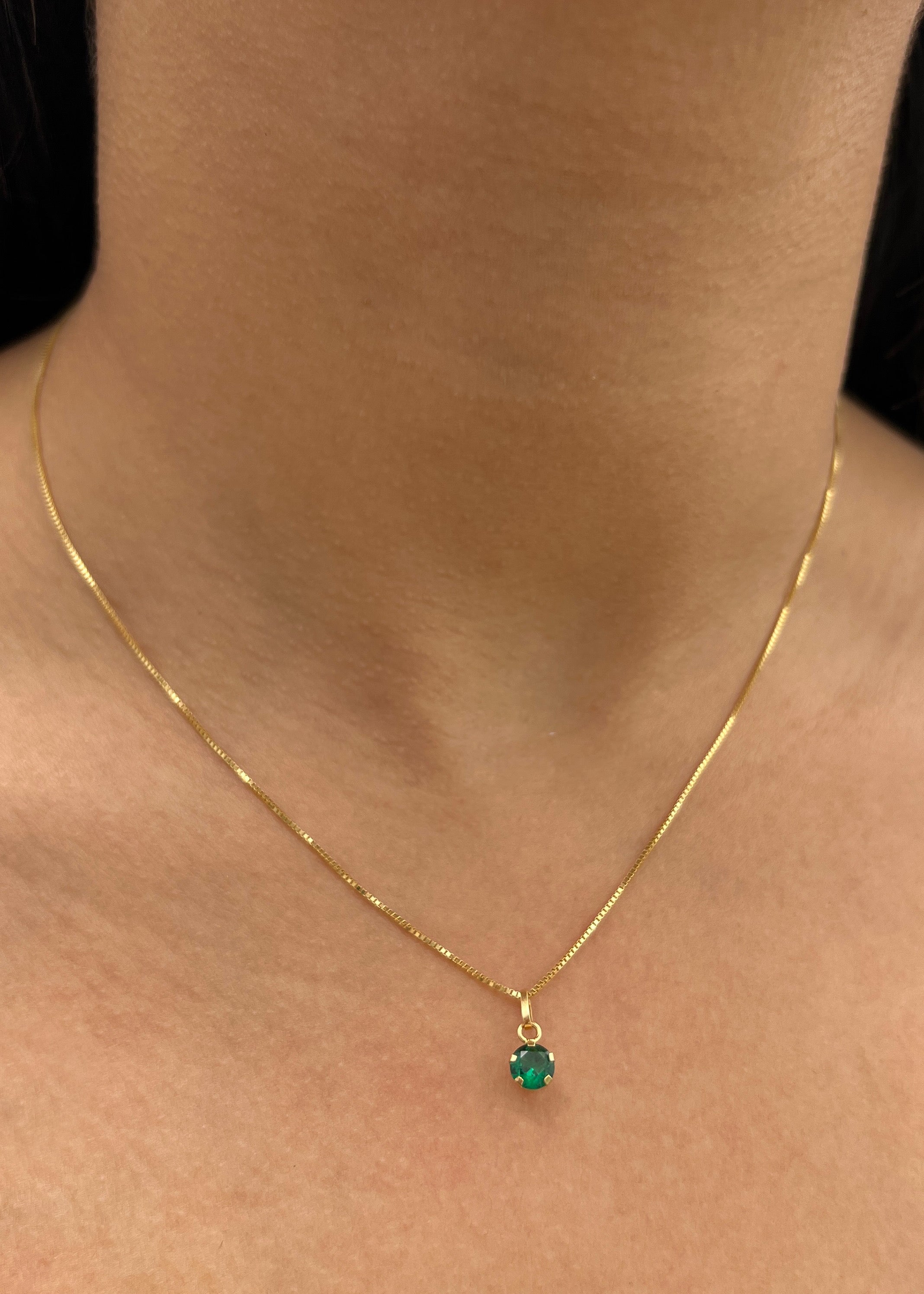 Dije con Swarovski Verde 0.25gr / 1.1cm / 5.2mm — Oro Amarillo