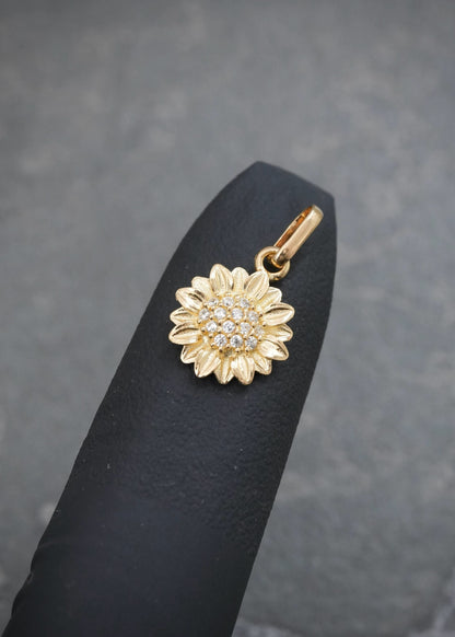 Dije Girasol con Swarovski Blanco 1gr / 1.7cm / 10.3mm — Oro Amarillo