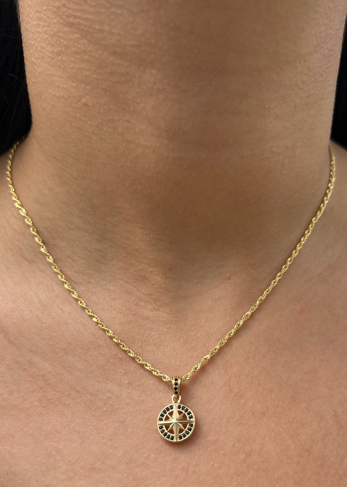 Dije Brujula con Swarovski Negro 1.65gr / 1.9cm / 11mm — Oro Amarillo