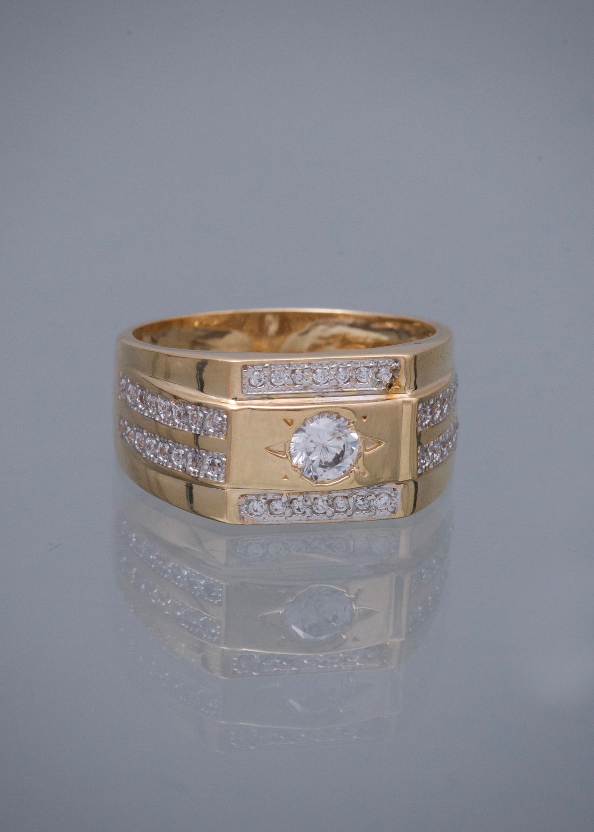 Anillo con Swarovski Blanco 6.2gr / Talla 10 — Oro Amarillo