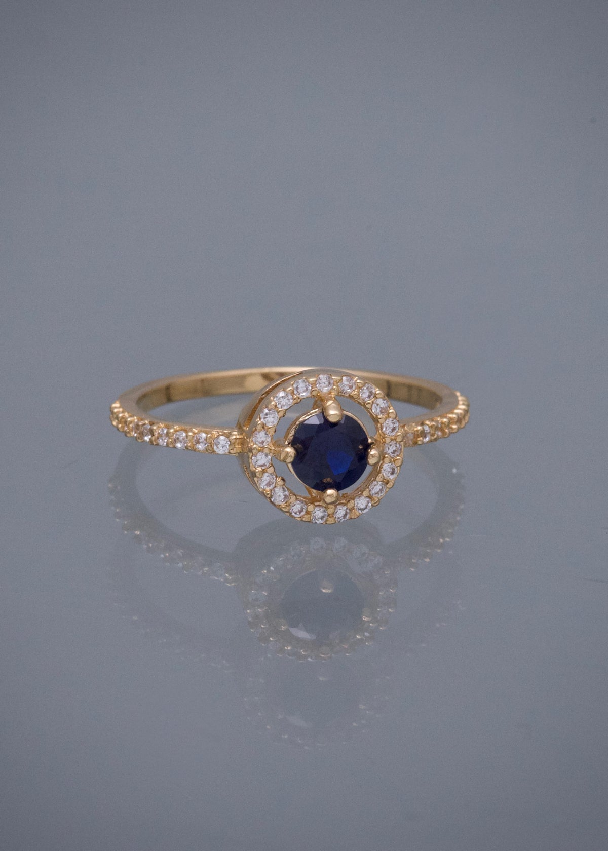 Solitario con Swarovski Azul y Blanco 2.3gr / Talla 6 — Oro Amarillo