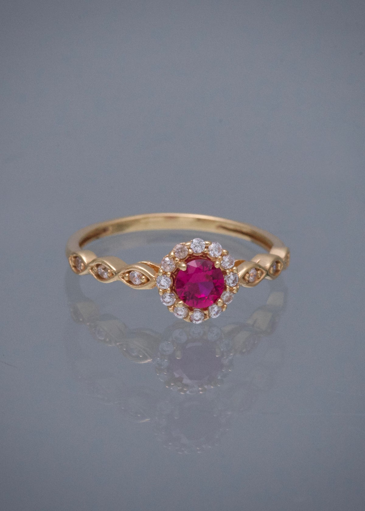 Solitario con Swarovski Fucsia y Blanco 1.95gr / Talla 5 1/2 — Oro Amarillo