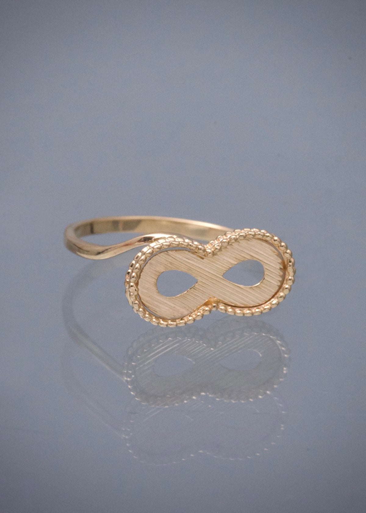 Anillo Infinito 1.8gr / Talla 6 3/4 — Oro Amarillo